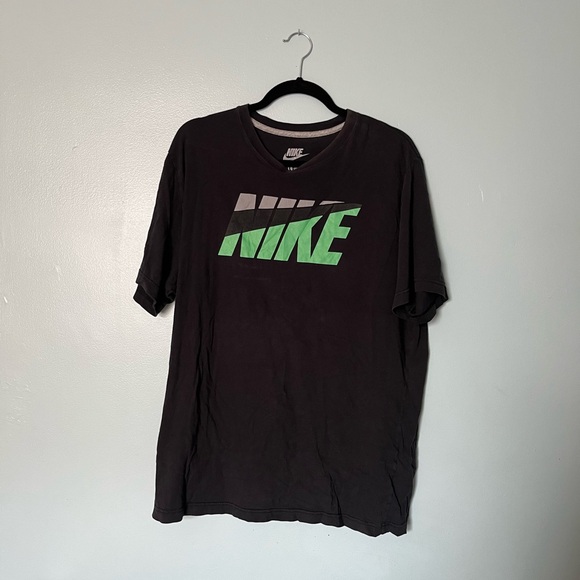 Nike Regular Fit T-Shirt Men’s XL Black and Green - Picture 2 of 3